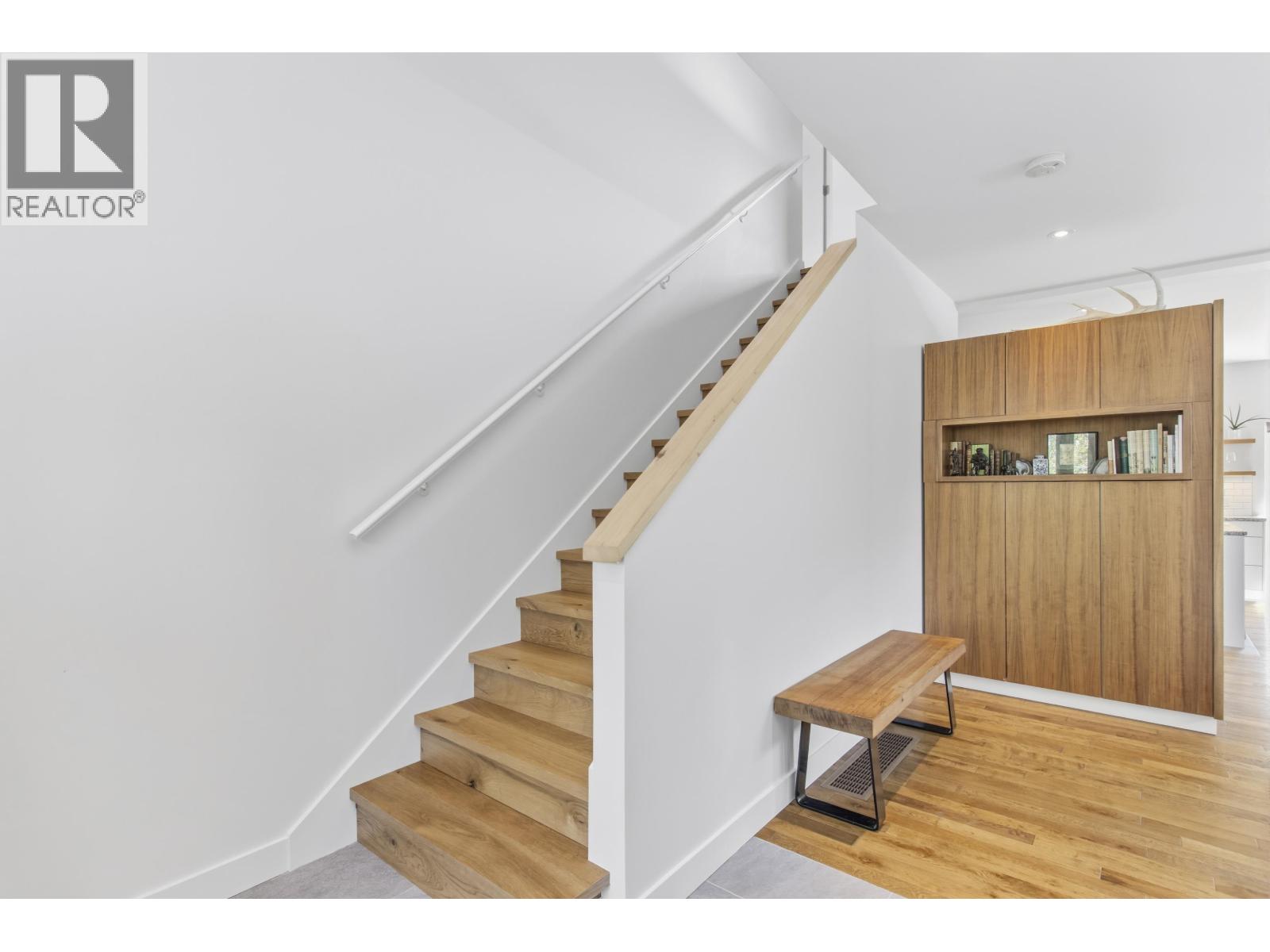 1007 JAY CRESCENT, Squamish