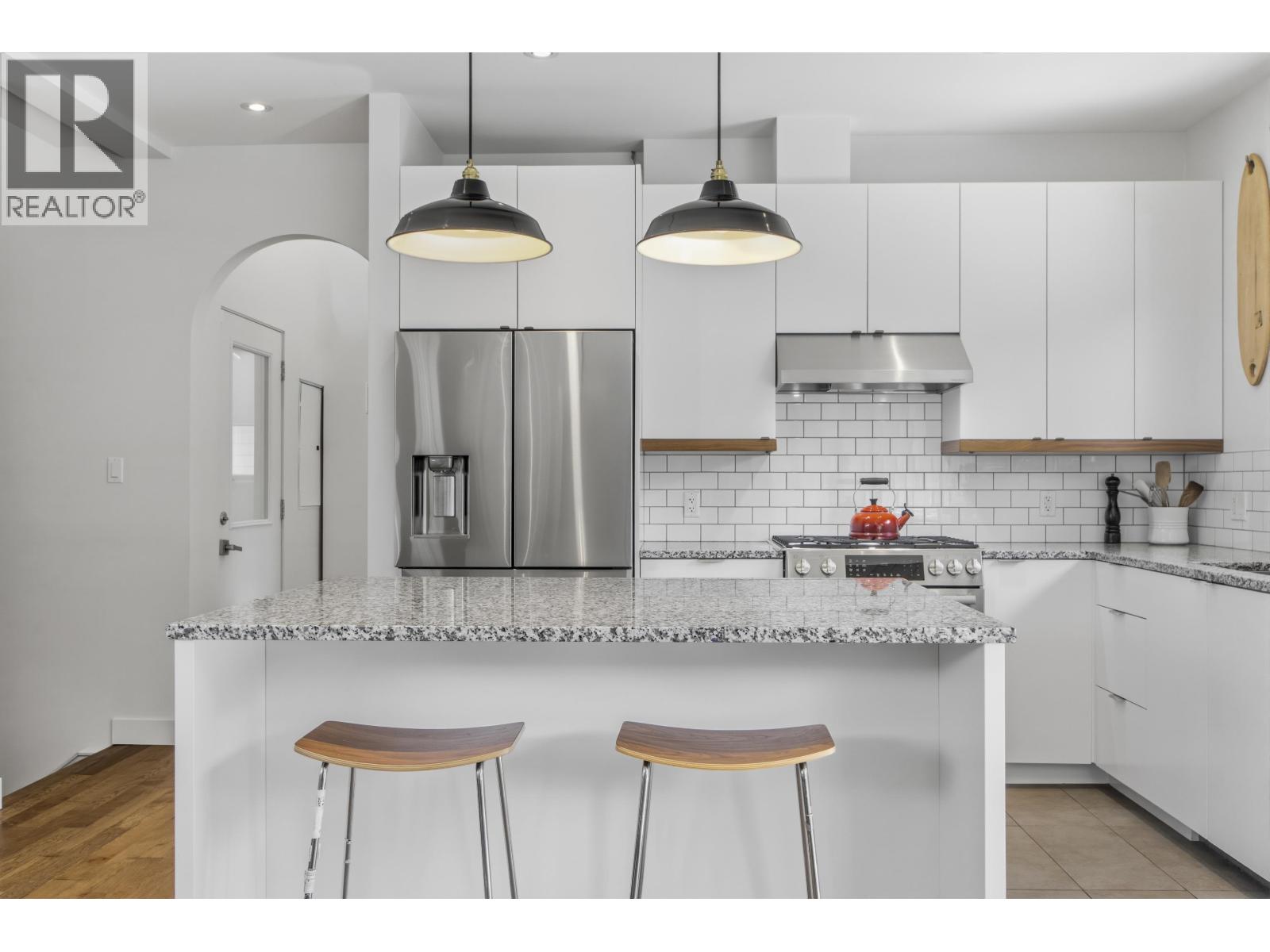 1007 JAY CRESCENT, Squamish