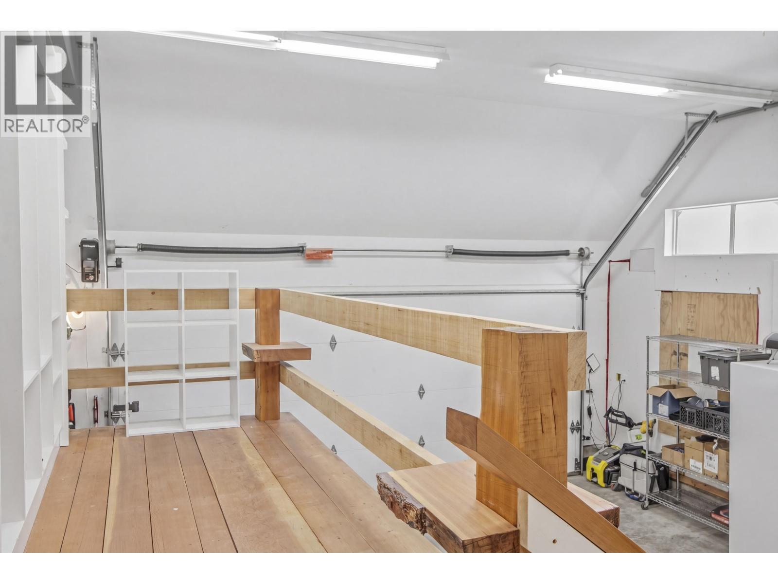 1007 JAY CRESCENT, Squamish