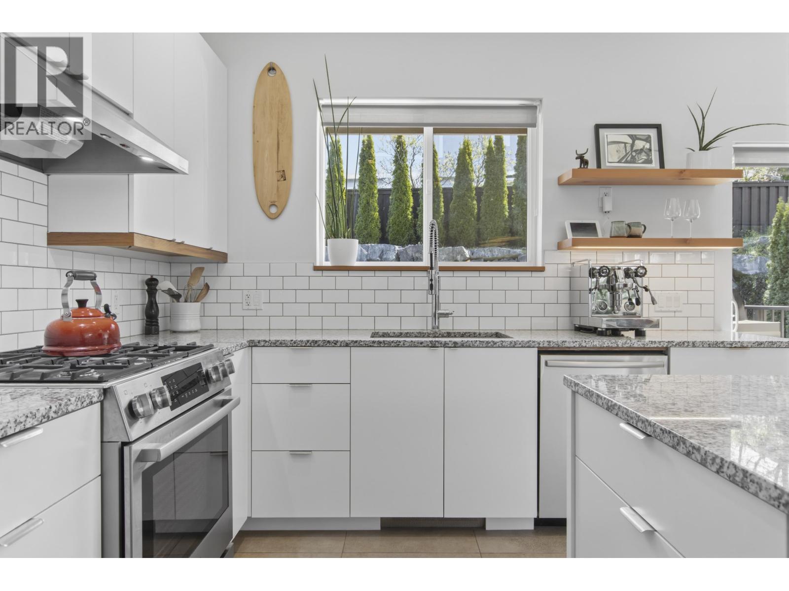 1007 JAY CRESCENT, Squamish