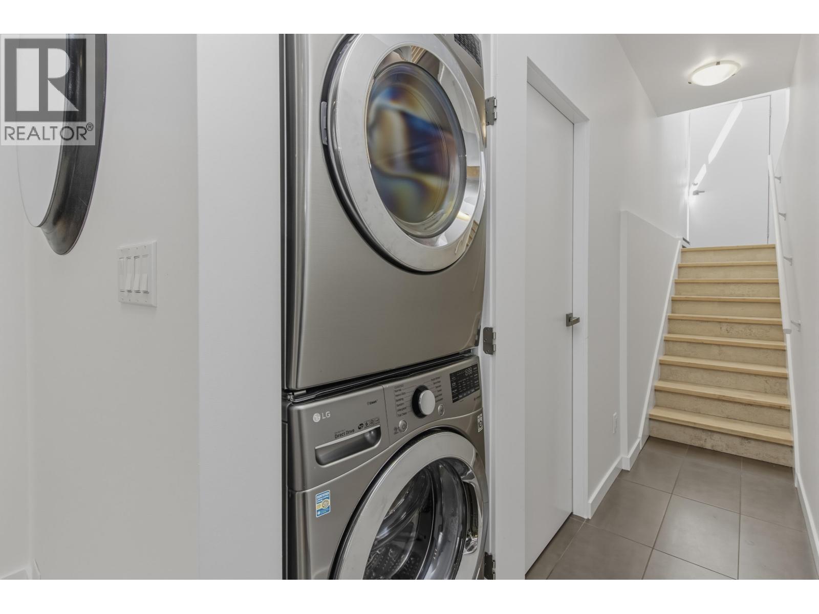1007 JAY CRESCENT, Squamish