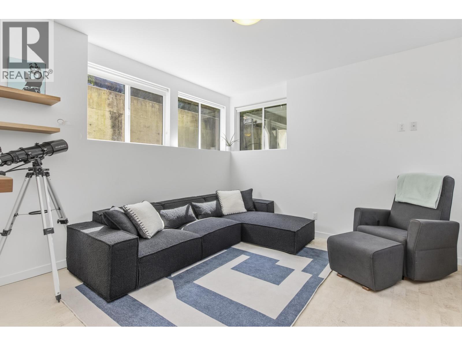 1007 JAY CRESCENT, Squamish