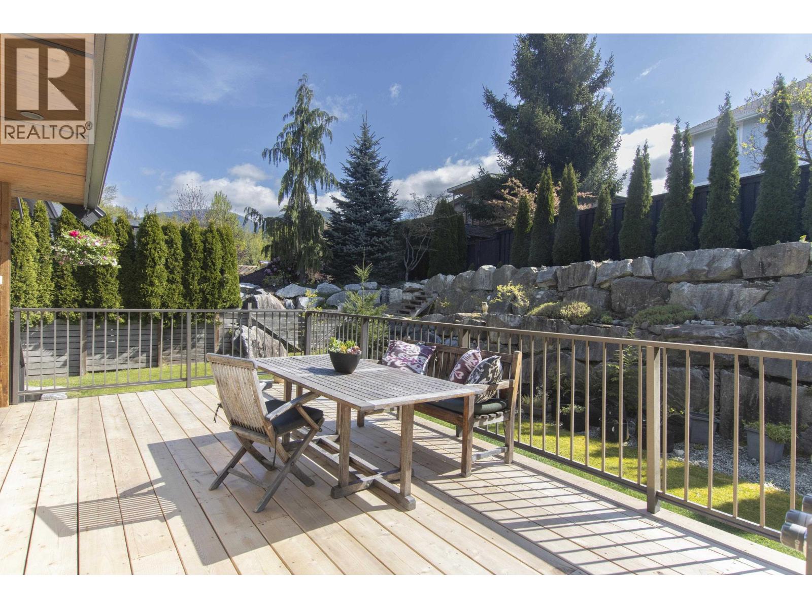 1007 JAY CRESCENT, Squamish