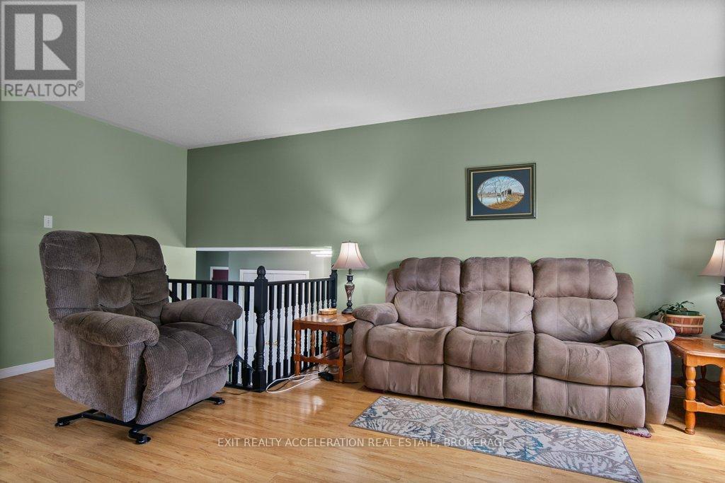 1189 LAZIER ROAD — photo 10