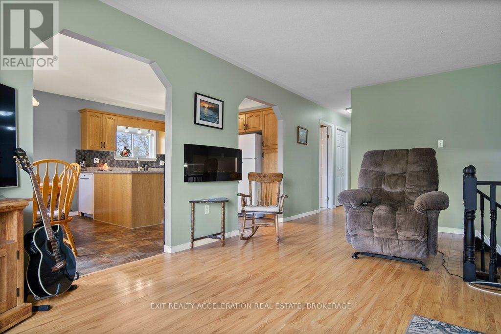 1189 LAZIER ROAD — photo 11