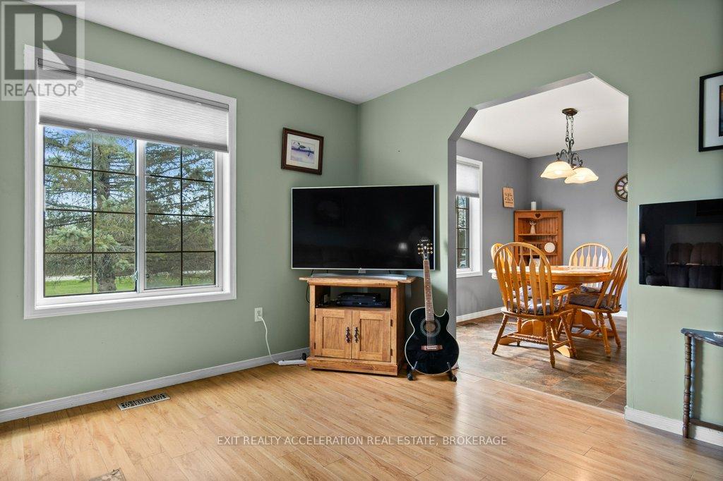 1189 LAZIER ROAD — photo 12