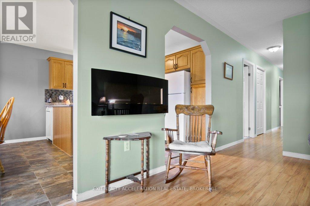 1189 LAZIER ROAD — photo 13