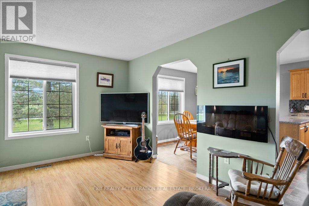 1189 LAZIER ROAD — photo 14