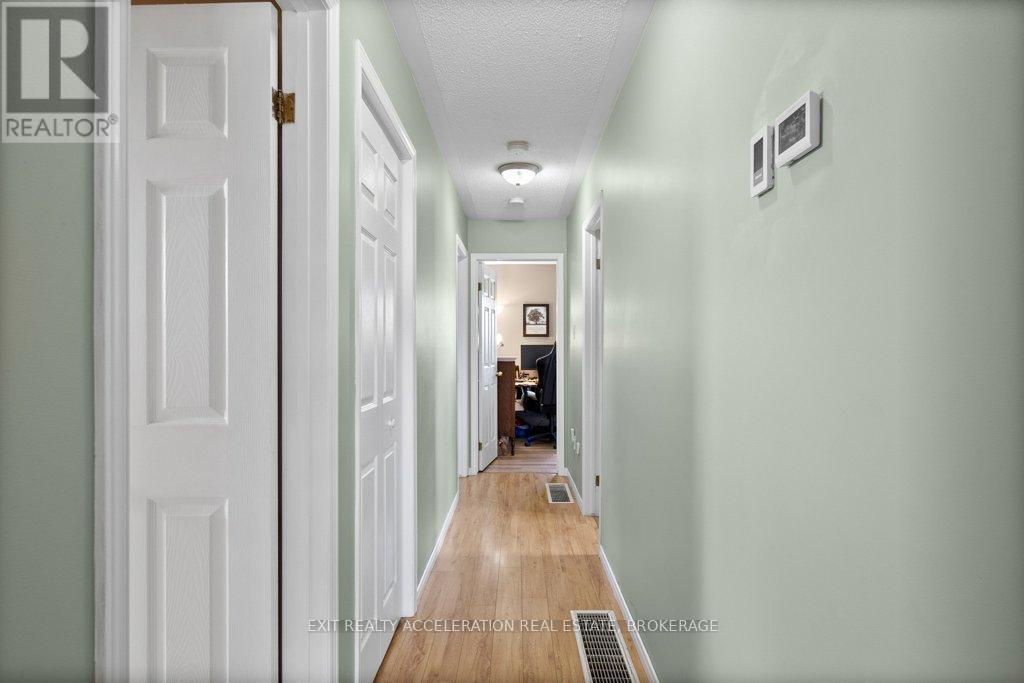 1189 LAZIER ROAD — photo 15