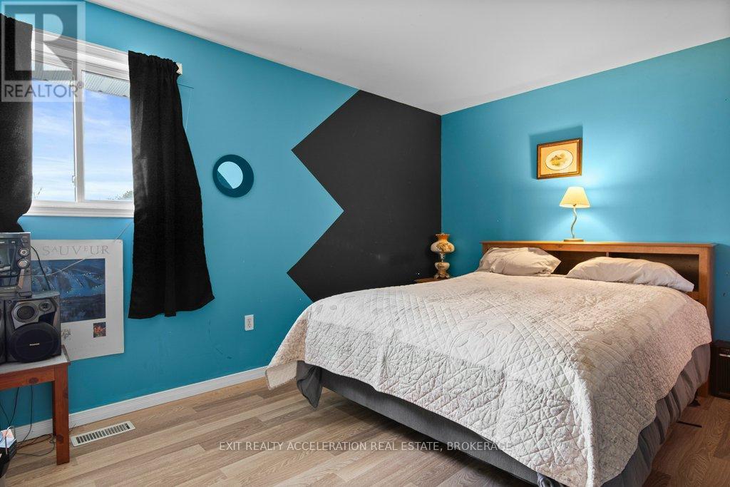 1189 LAZIER ROAD — photo 18