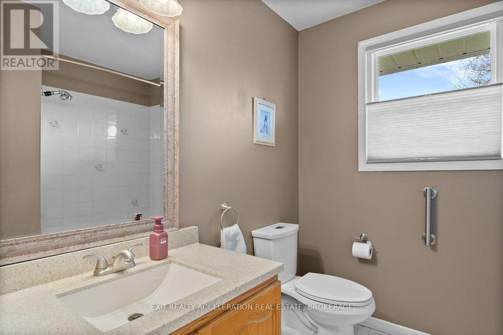1189 LAZIER ROAD — photo 20