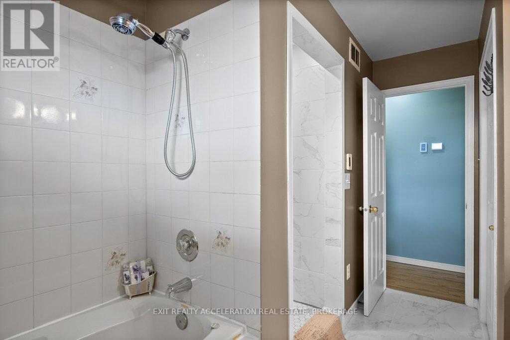 1189 LAZIER ROAD — photo 21