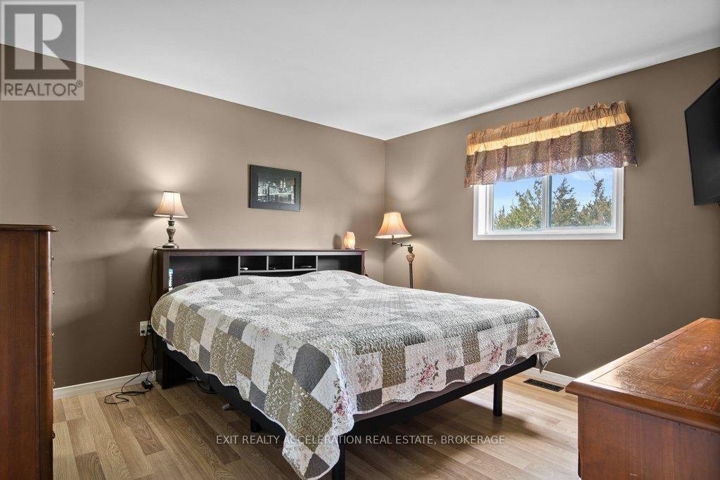 1189 LAZIER ROAD — photo 23