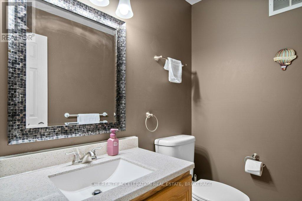 1189 LAZIER ROAD — photo 25