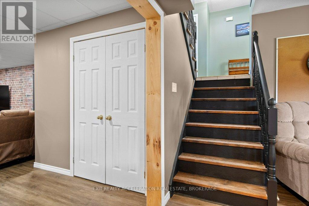 1189 LAZIER ROAD — photo 26