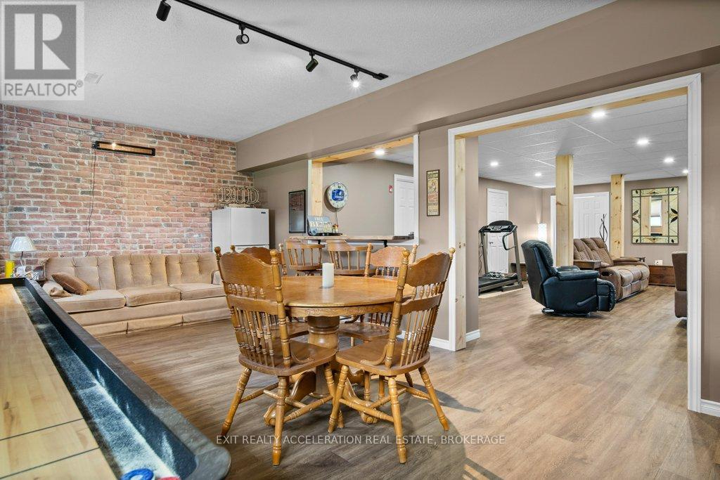 1189 LAZIER ROAD — photo 27
