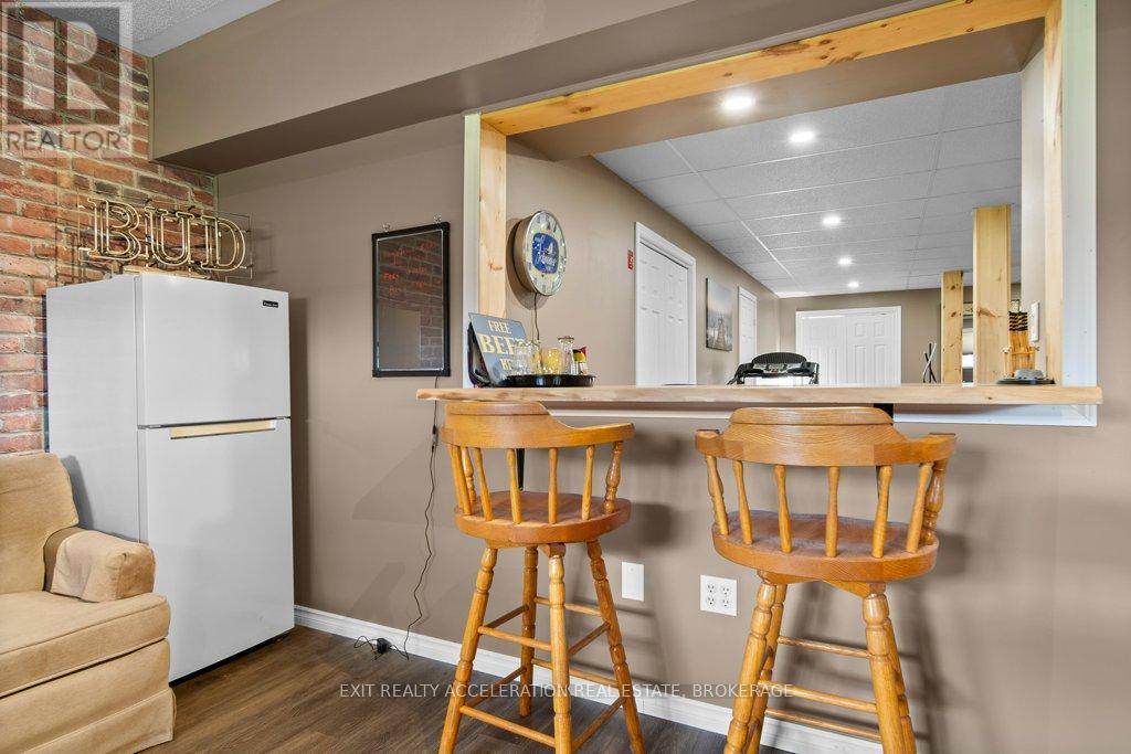 1189 LAZIER ROAD — photo 29