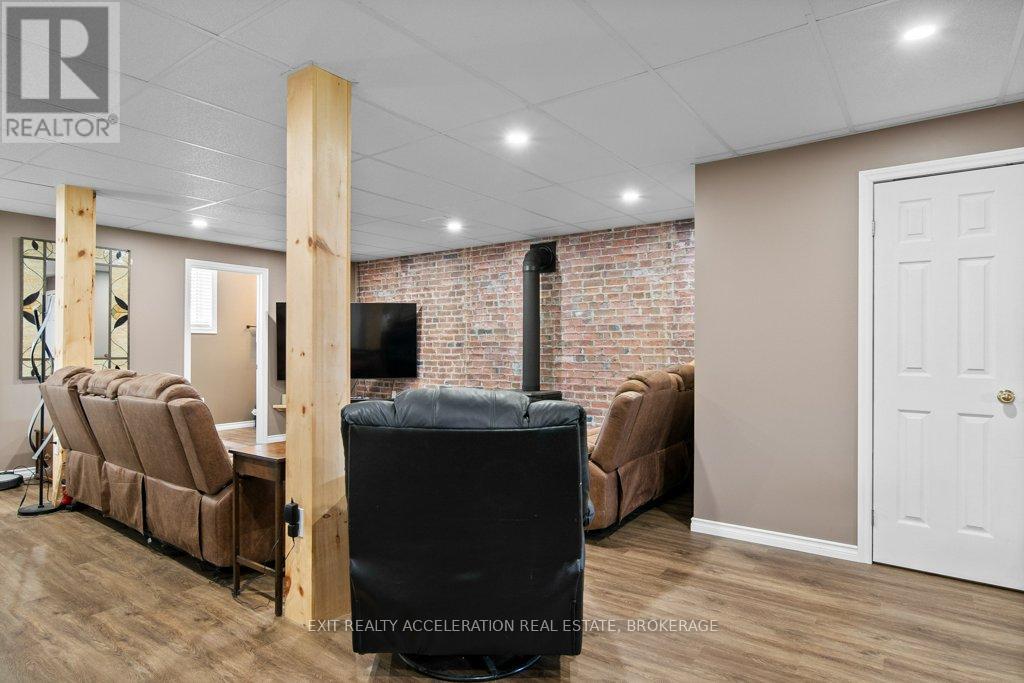 1189 LAZIER ROAD — photo 30