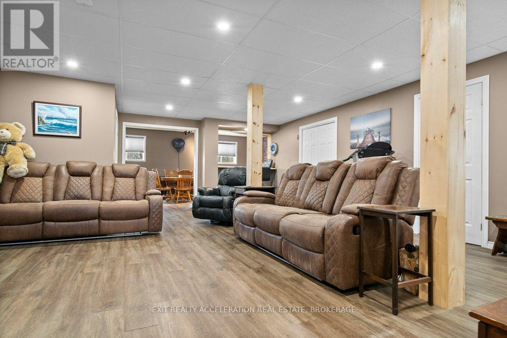 1189 LAZIER ROAD — photo 31