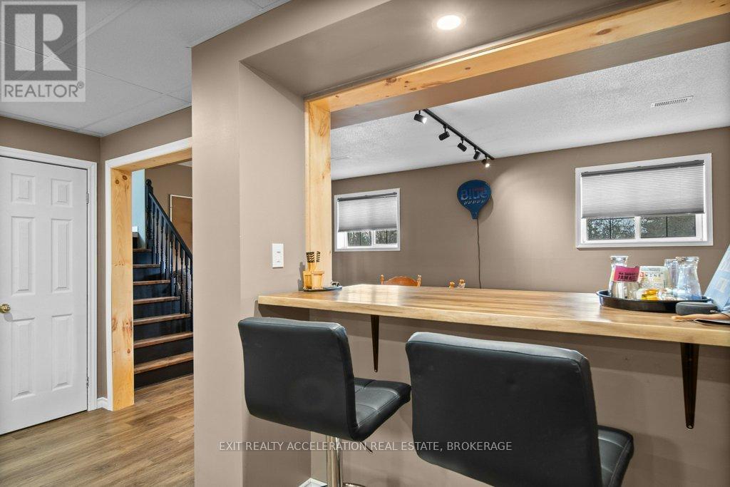 1189 LAZIER ROAD — photo 32