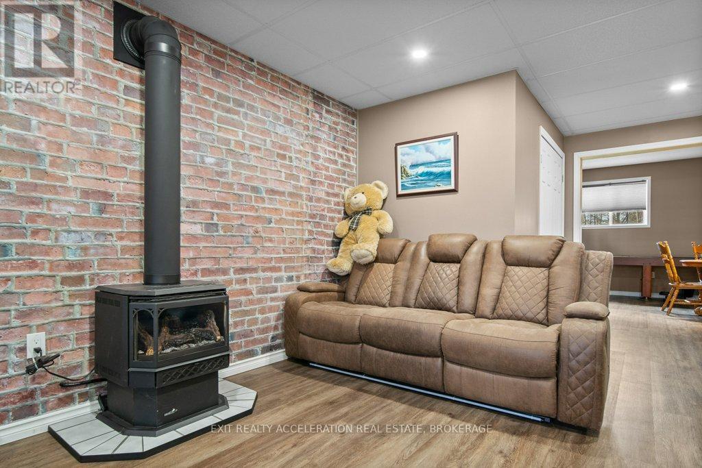 1189 LAZIER ROAD — photo 33