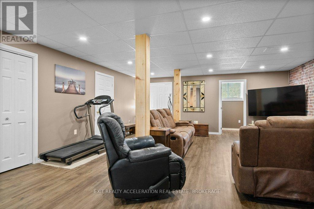 1189 LAZIER ROAD — photo 34
