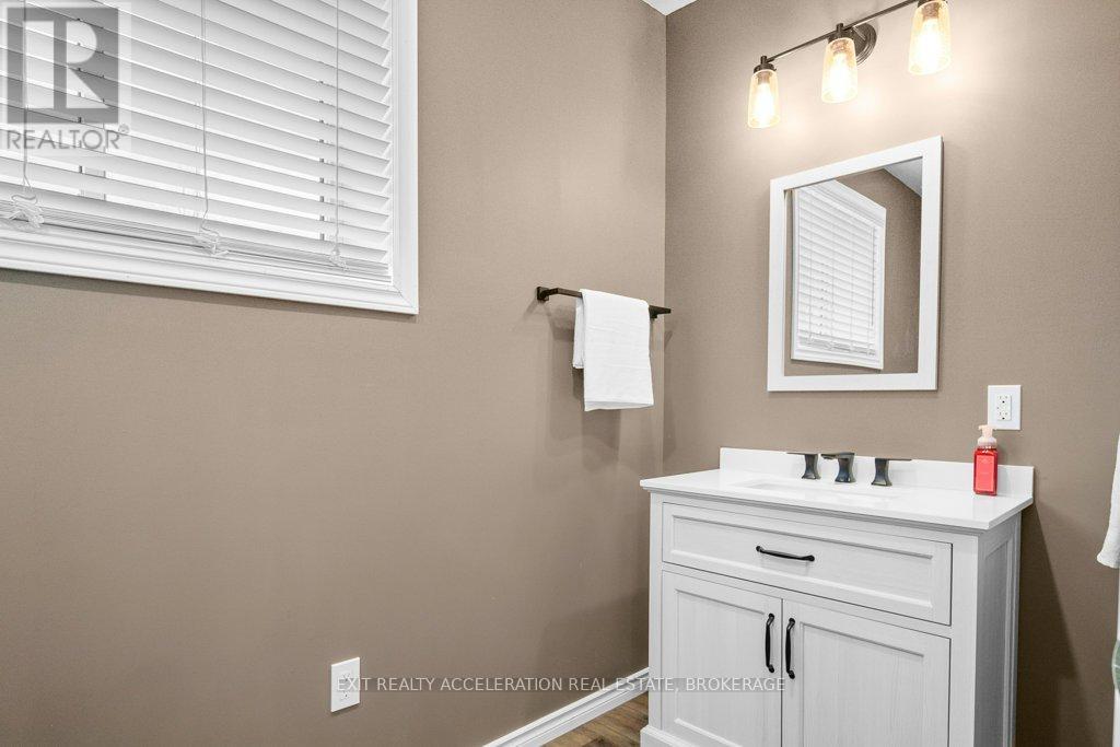 1189 LAZIER ROAD — photo 35