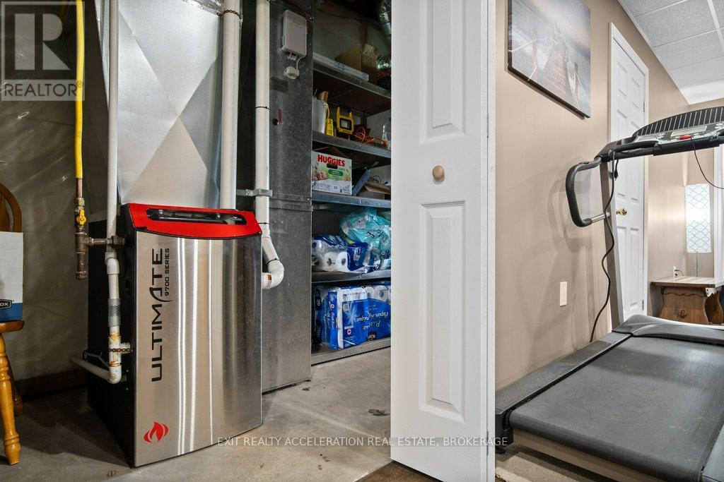 1189 LAZIER ROAD — photo 37