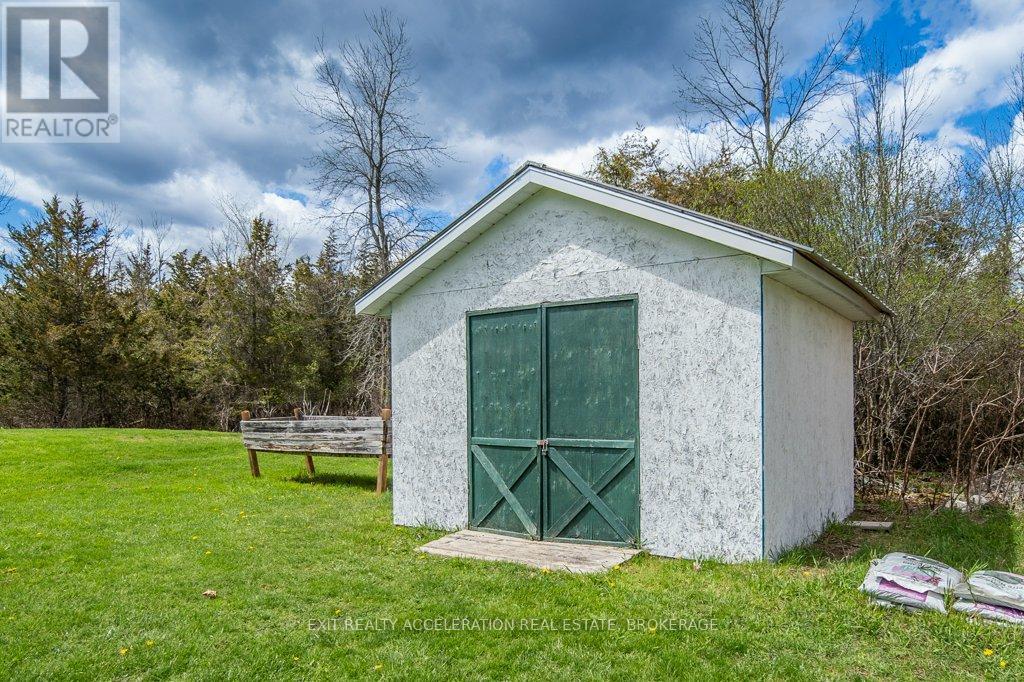 1189 LAZIER ROAD — photo 41