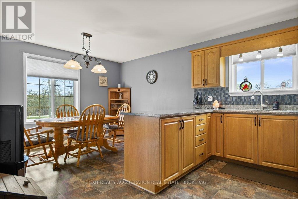 1189 LAZIER ROAD — photo 6