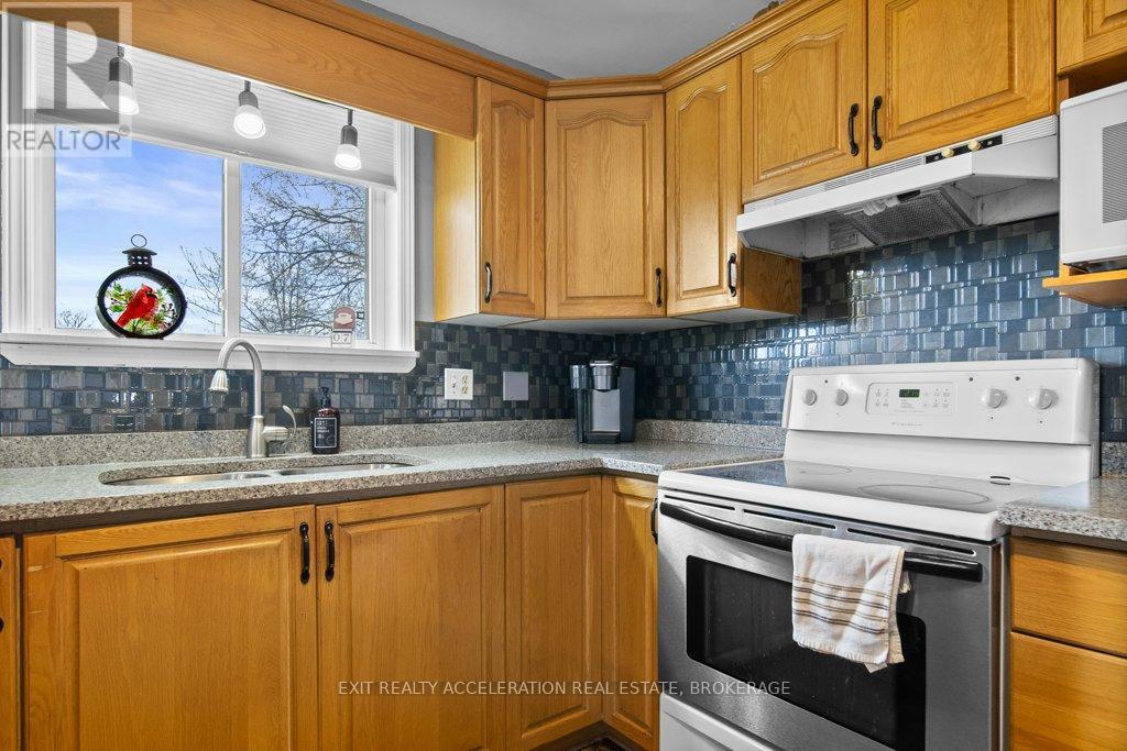 1189 LAZIER ROAD — photo 8