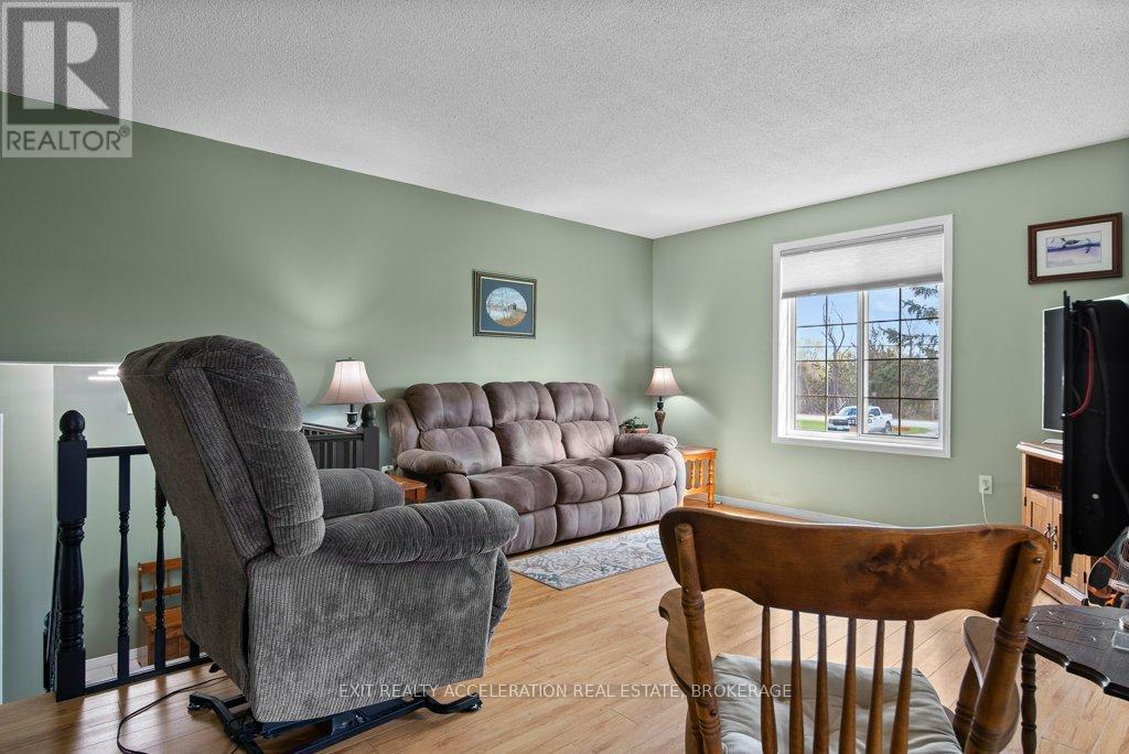 1189 LAZIER ROAD — photo 9