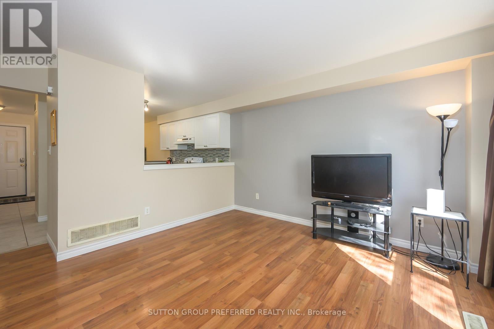 #29 600 SARNIA ROAD - 4