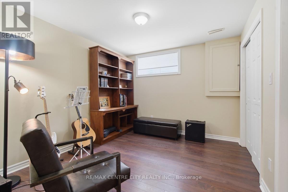 6 TRILLIUM COURT - 32