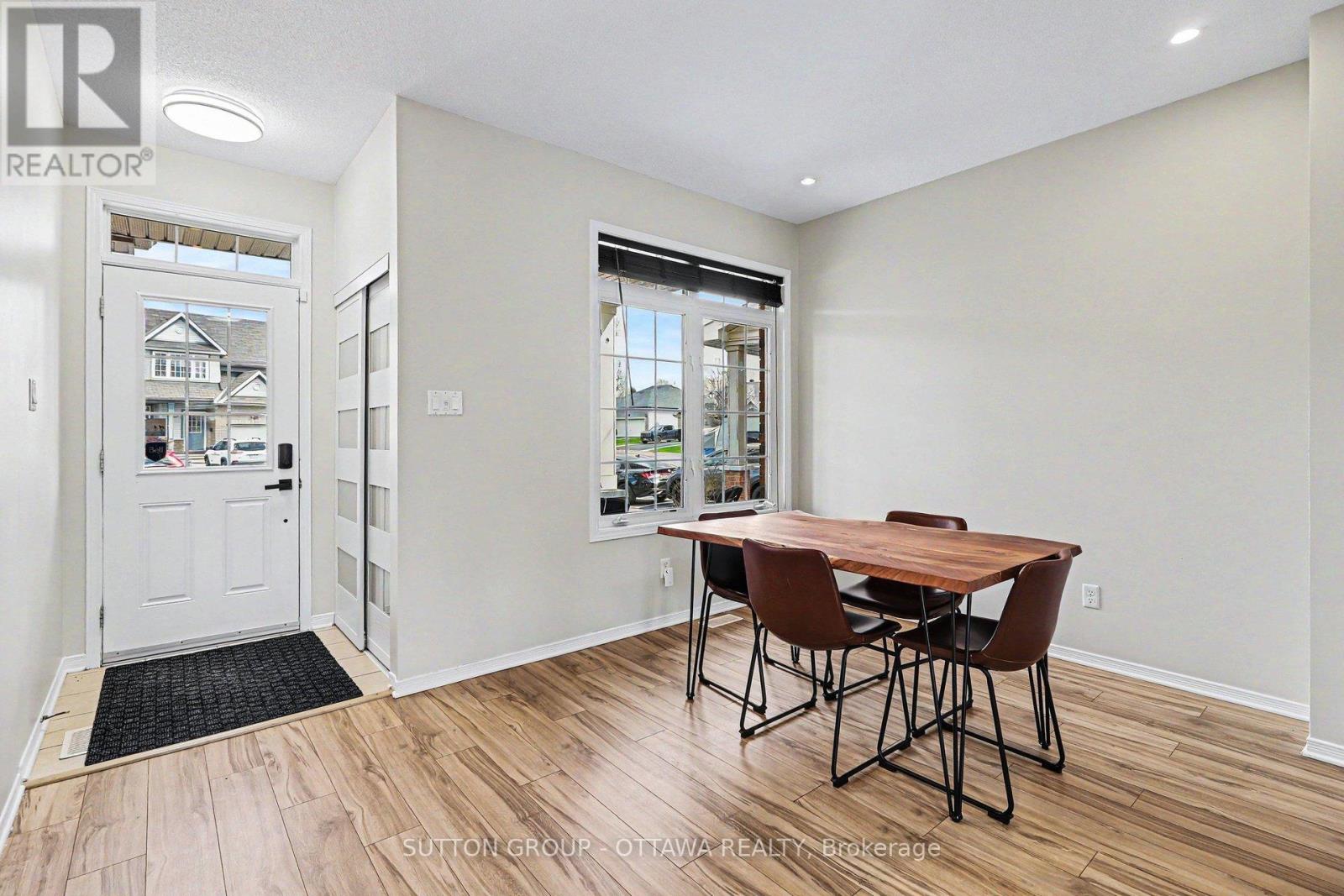 Foyer & dinning room