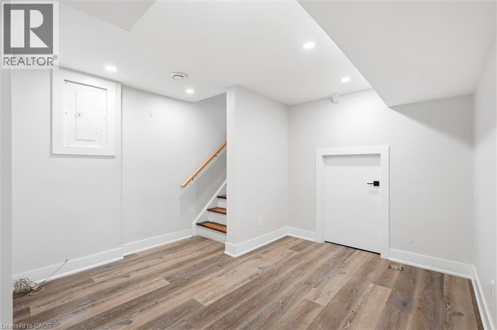 16 RONALDSHAY Avenue, Hamilton, Ontario, L9A3B1 — Photo 8