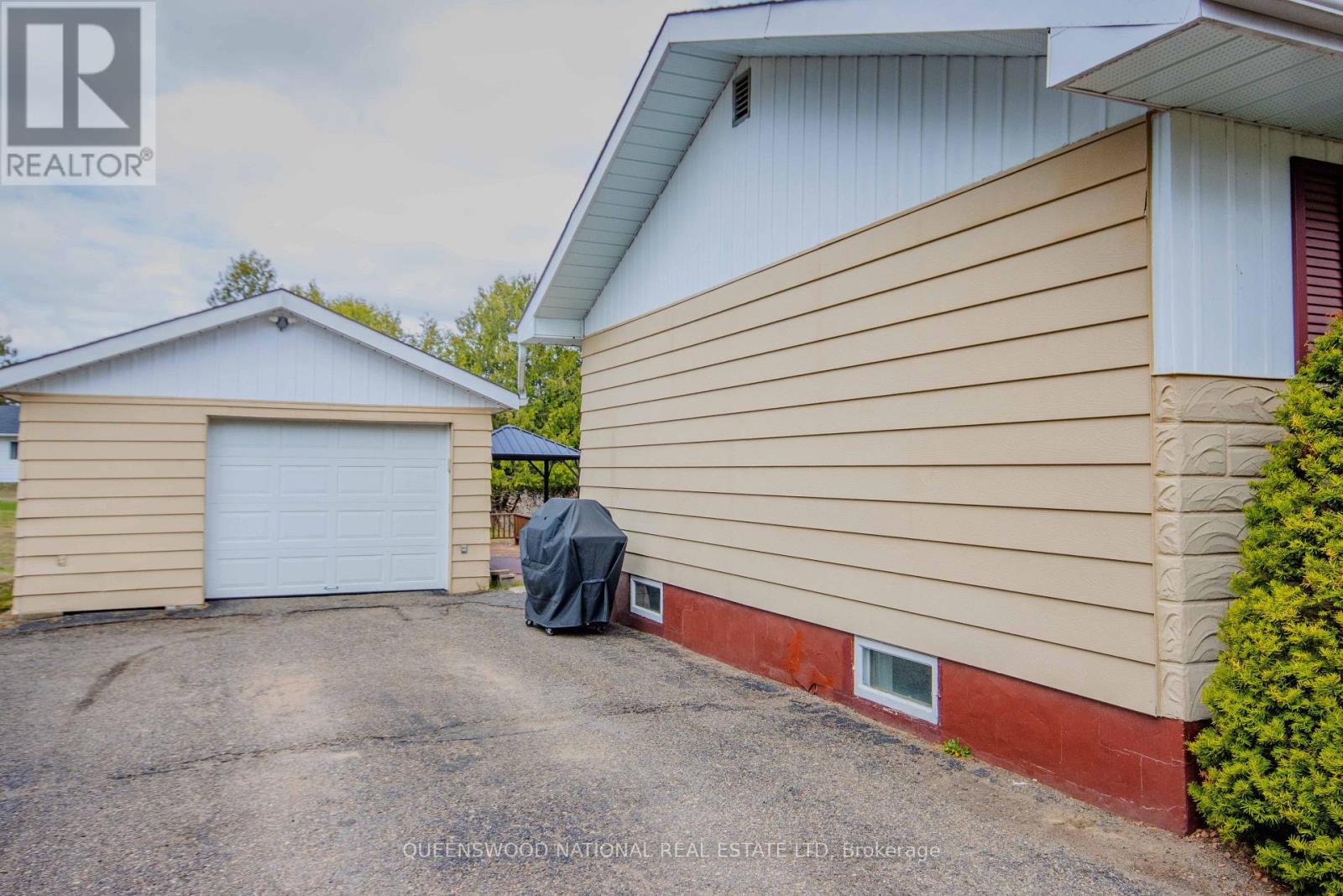 121 SANDHILL DRIVE - 43