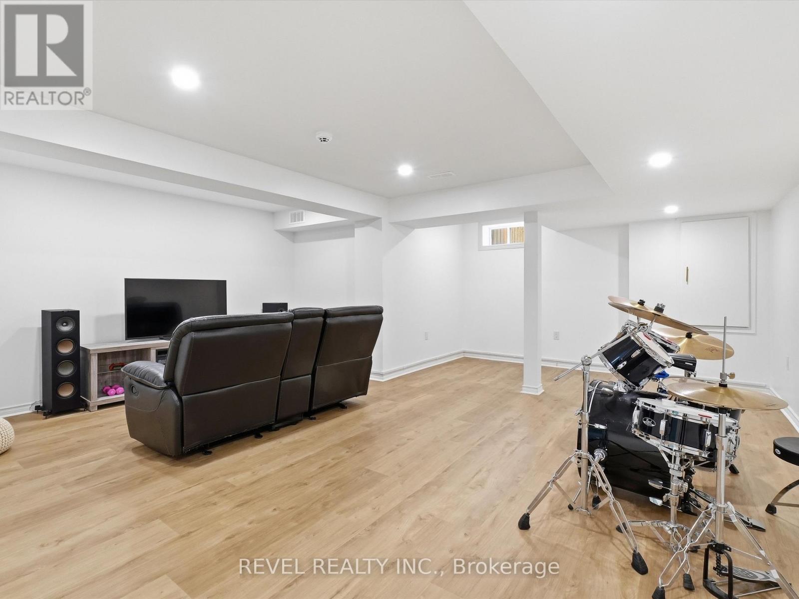 17 MOUNT CRESCENT - 37