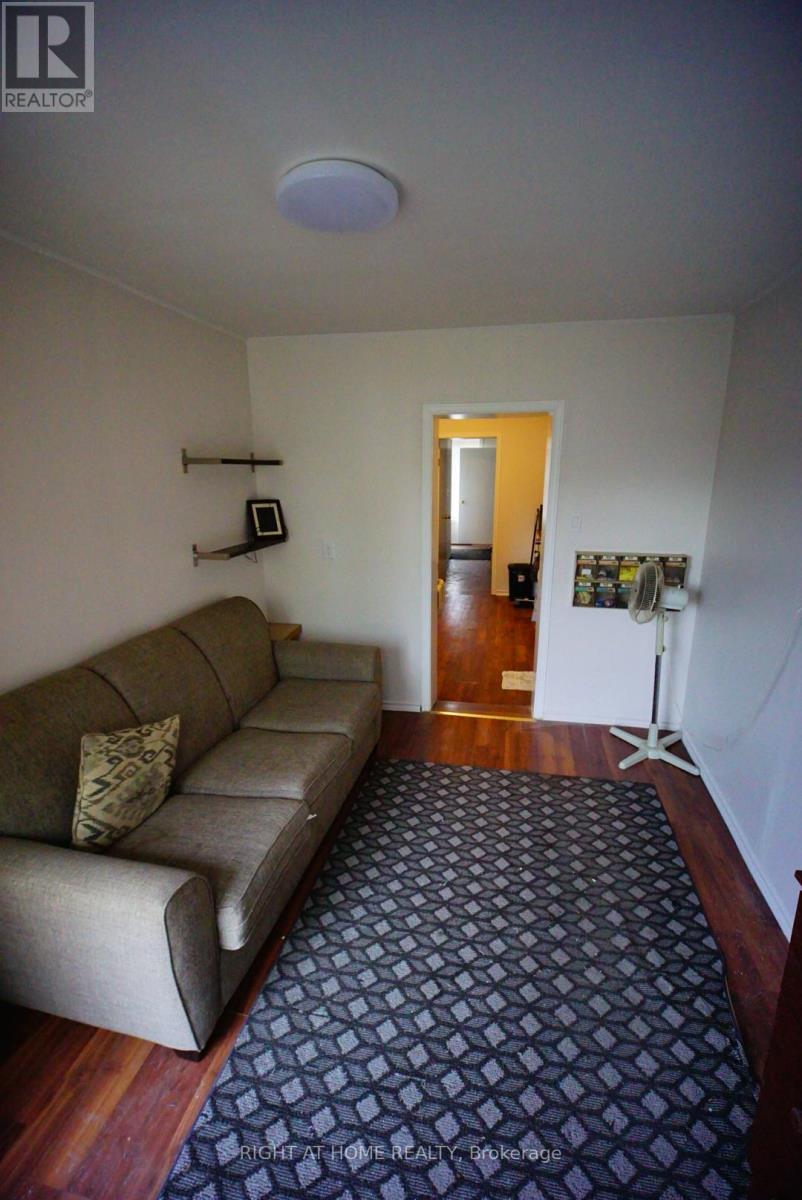 122 ECCLES STREET S - 3