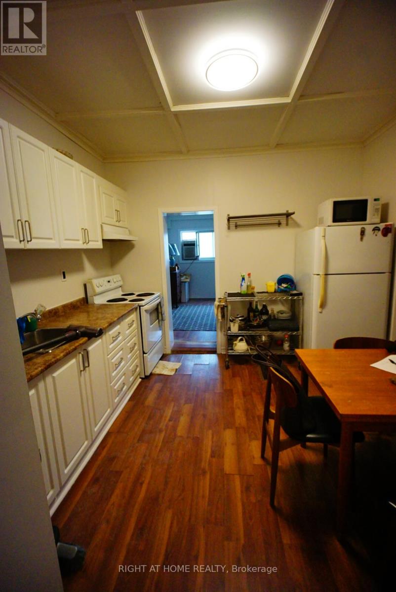 122 ECCLES STREET S - 7
