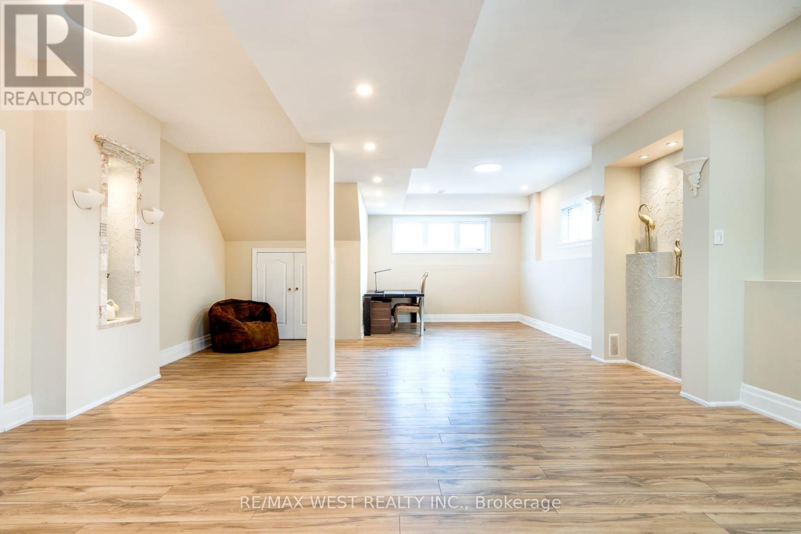 121 ALLEGRA DRIVE - 31