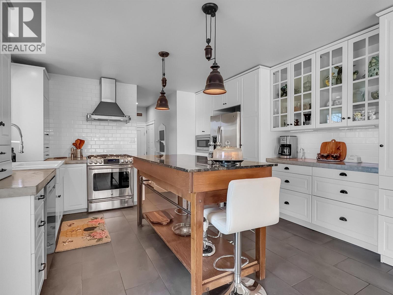 3854 EMERALD CRESCENT - 3