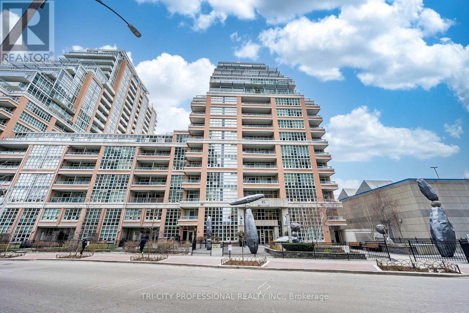 #1713 85 E LIBERTY STREET - 2