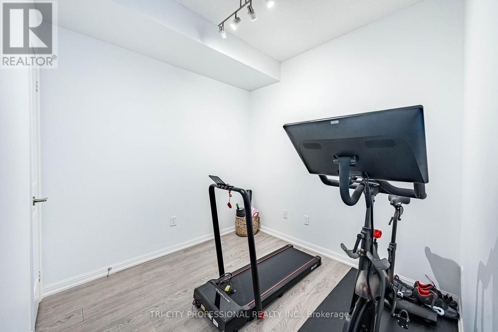 #1713 85 E LIBERTY STREET - 22