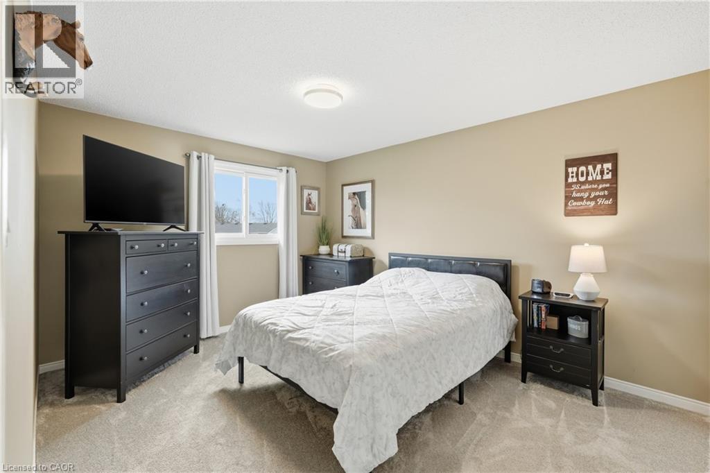 32 HOBART Crescent, Brantford, Ontario, N3P1V6 — Photo 6