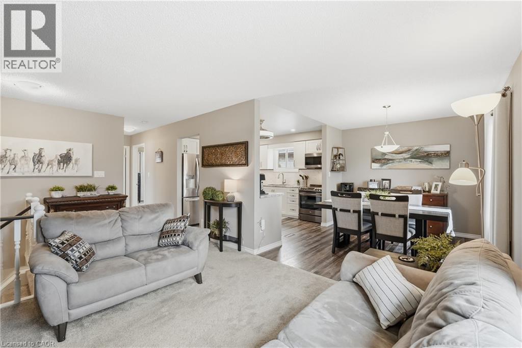 32 HOBART Crescent, Brantford, Ontario, N3P1V6 — Photo 4
