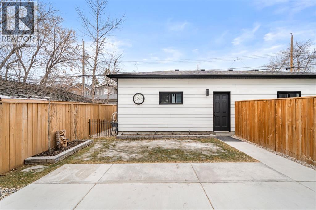 2407 33 Street SW - 31