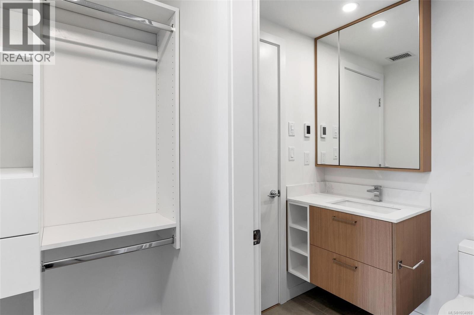306 899 Esquimalt Avenue, Esquimalt