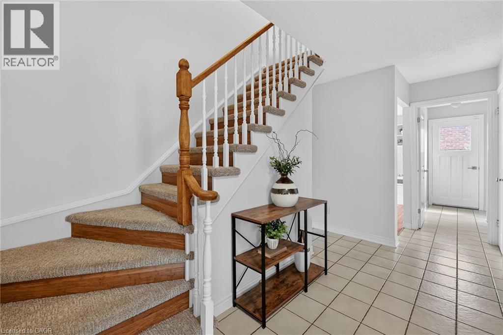 3 FAIRINGTON Crescent, St. Catharines, Ontario, L2N5W2 — Photo 4