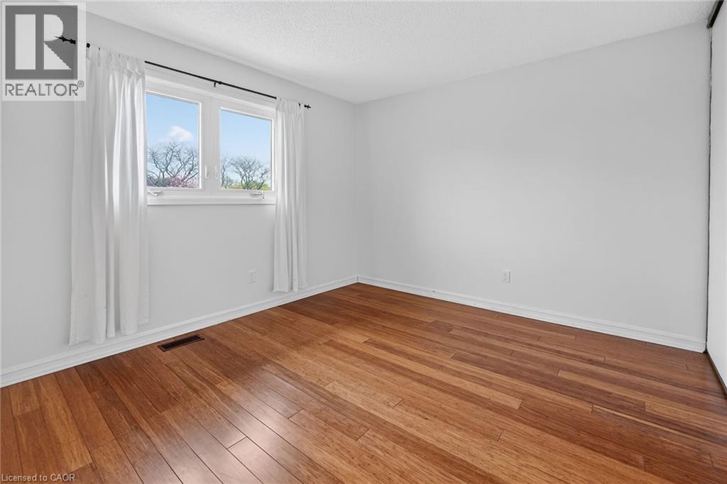 3 FAIRINGTON Crescent, St. Catharines, Ontario, L2N5W2 — Photo 7